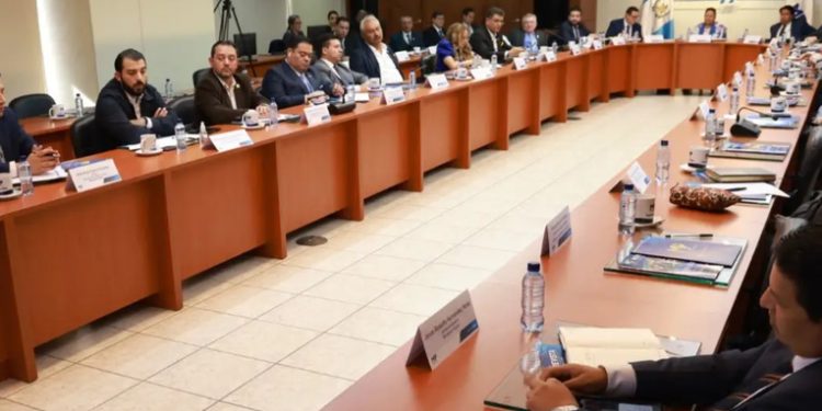 Consuelo Porras presenta avances en la lucha contra el delito de estafa ante Jefes de Bloque del Congreso