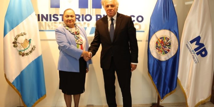 Consuelo Porras sostuvo una reunión con el secretario general de la OEA, Luis Almagro