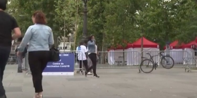 Contagios por COVID aumentan en Europa