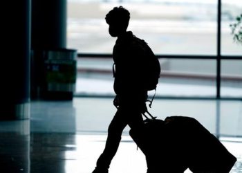 Continúa el caos en el transporte aéreo mundial por ómicron