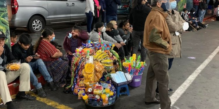 Continúa firme la decisión de eliminar las ventas ambulantes en el aeropuerto La Aurora