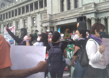 Continúan las manifestaciones frente a la Plaza de la Constitución