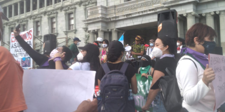Continúan las manifestaciones frente a la Plaza de la Constitución