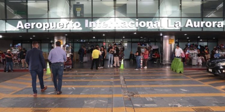 Continúan las mejoras en el Aeropuerto La Aurora, incluyendo recapeo de pista