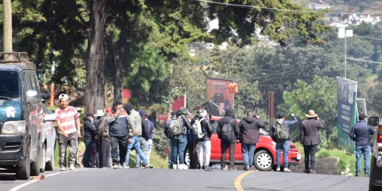 Continúan los bloqueos de transportistas en rechazo a alto costo de los combustibles