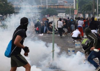 Continúan los enfrentamientos por el paro nacional en Colombia