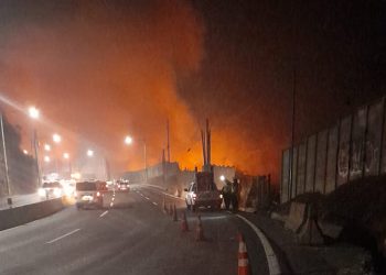 Continúan los trabajos para sofocar el incendio en el relleno sanitario de Villa Nueva