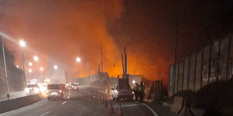 Continúan los trabajos para sofocar el incendio en el relleno sanitario de Villa Nueva