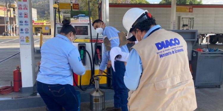 Continúan operativos de verificación de precios y peso de combustibles en todo el país