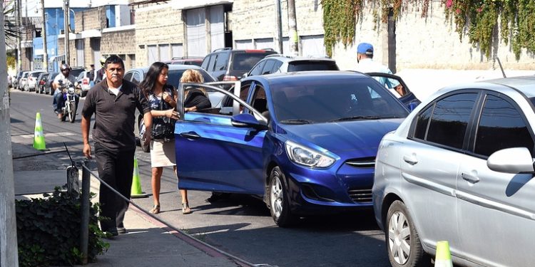 Continúan registrándose violaciones y asaltos en taxis piratas, según la Procuradurí­a de Derechos Humanos