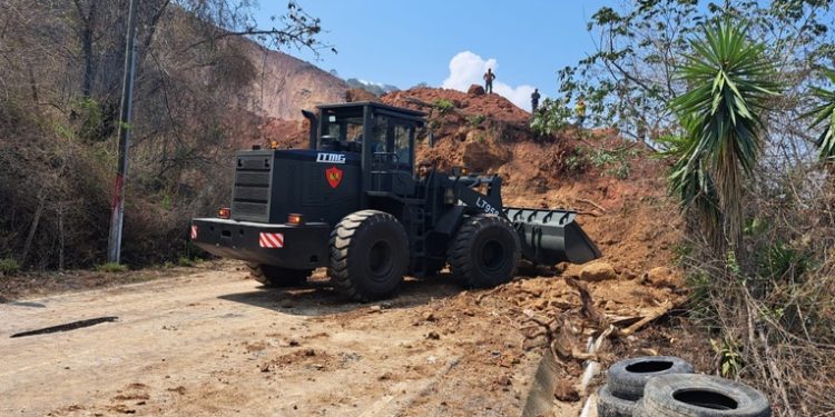 Continúan trabajos de remoción tras derrumbe en Santa Rosa
