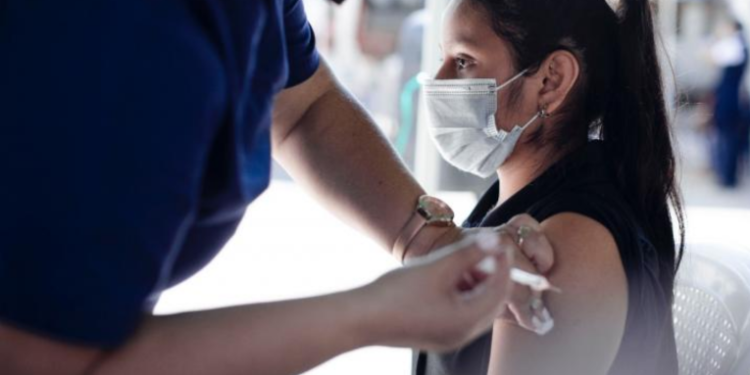 Continúan vacunando a adolescentes para el ciclo escolar 2022