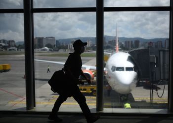 Controladores separados tras incidente en La Aurora: Aeronáutica Civil investiga maniobras de riesgo