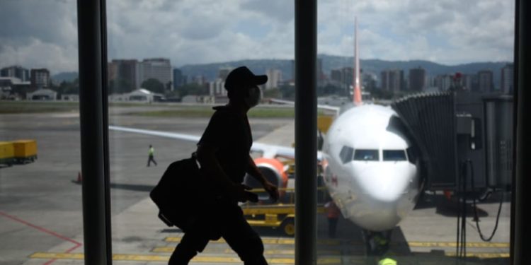 Controladores separados tras incidente en La Aurora: Aeronáutica Civil investiga maniobras de riesgo