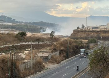 Controlan el 45% del incendio en el vertedero de Villa Nueva
