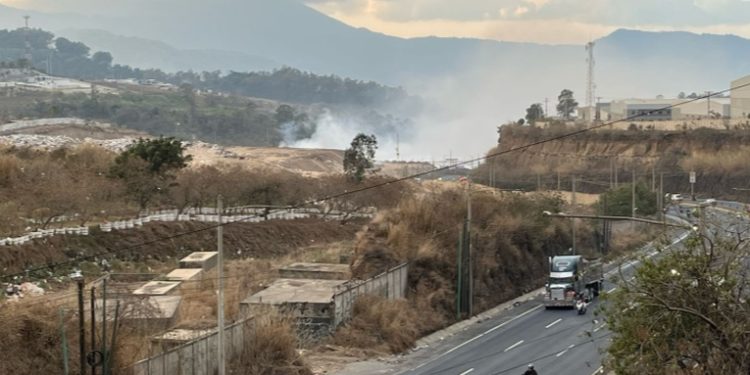 Controlan el 45% del incendio en el vertedero de Villa Nueva