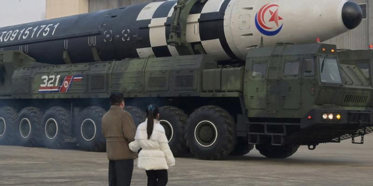 Corea del Norte dispara dos misiles balí­sticos al mar de Japón