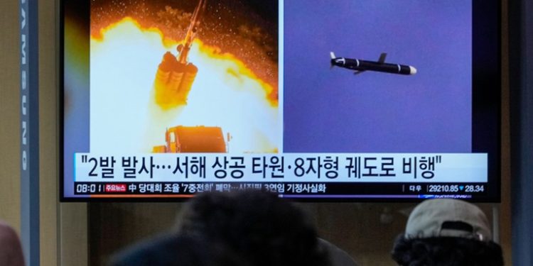 Corea del Norte dispara un misil balí­stico hacia el mar del Japón