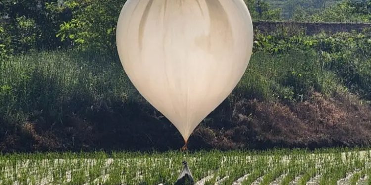 Corea del Norte envía al Sur cientos de globos con desechos