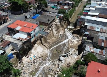 Correntada de río destruye varias casas en Villa Hermosa