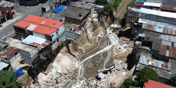 Correntada de río destruye varias casas en Villa Hermosa