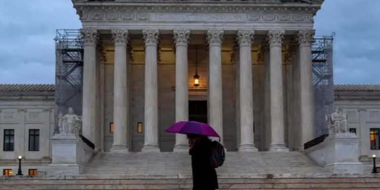 Corte Suprema de EE.UU. bloquea ley antimigrantes de Texas