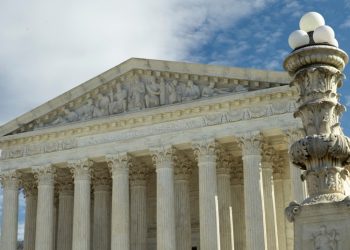 Corte Suprema de EEUU falla a favor de mujer transgénero guatemalteca que busca no ser deportada