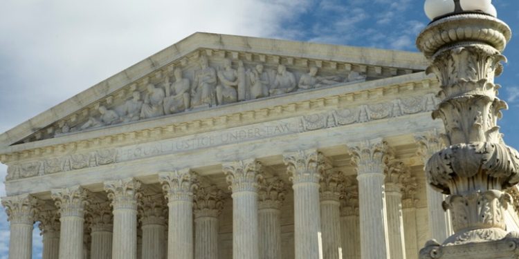 Corte Suprema de EEUU falla a favor de mujer transgénero guatemalteca que busca no ser deportada