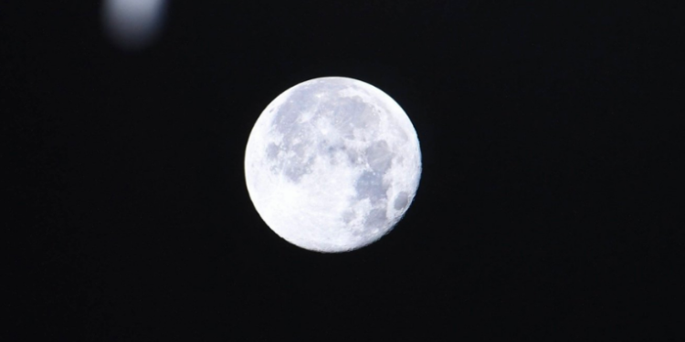 Cosmonauta muestra una foto de la Luna del Lobo tomada desde la EEI