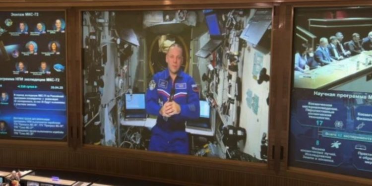 Cosmonauta ruso defiende su tesis de maestría desde el espacio