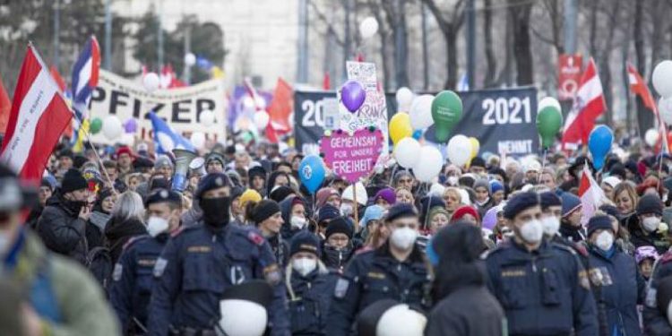 Covid-19: miles protestan en Viena contra la vacunación obligatoria