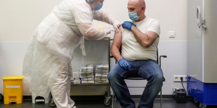 Creadores de la vacuna Sputnik V aseguran no haber tenido problemas