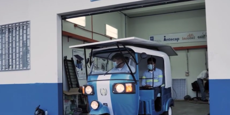 Crean Tuk Tuk eléctrico con energí­a solar