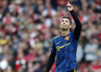 Cristiano Ronaldo convierte su gol número 100 en la Premier League y se lo dedica a su bebé fallecido.