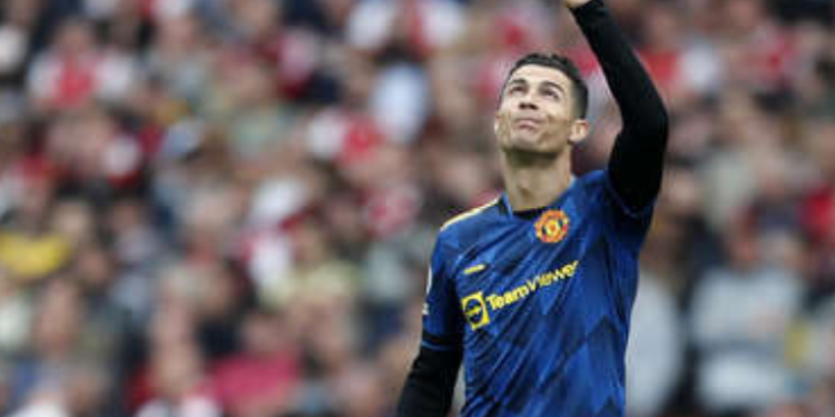 Cristiano Ronaldo convierte su gol número 100 en la Premier League y se lo dedica a su bebé fallecido.