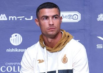 Cristiano Ronaldo saca su frustración contra un camarógrafo al final de un partido (VIDEO)