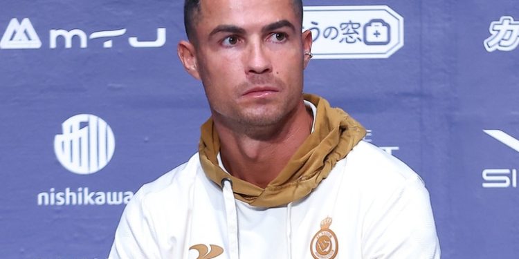 Cristiano Ronaldo saca su frustración contra un camarógrafo al final de un partido (VIDEO)