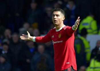 Cristiano Ronaldo tira al suelo el teléfono móvil de un aficionado tras la derrota del Manchester United y luego se disculpa