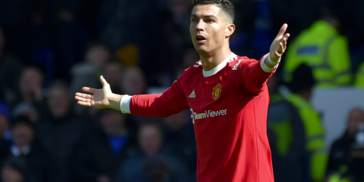 Cristiano Ronaldo tira al suelo el teléfono móvil de un aficionado tras la derrota del Manchester United y luego se disculpa