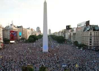 Crí­ticas, polémica y emoción: la caravana de la Albiceleste no llega hasta el Obelisco