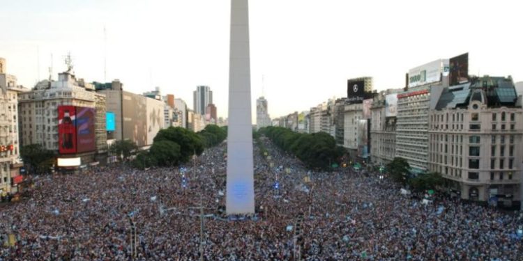 Crí­ticas, polémica y emoción: la caravana de la Albiceleste no llega hasta el Obelisco