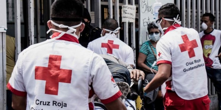 Cruz Roja continúa traslado a pacientes por COVID-19