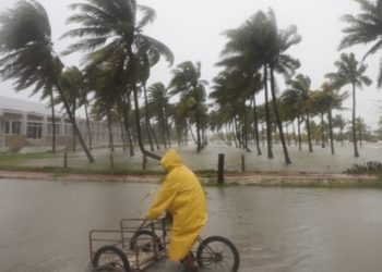Cruz Roja facilita comunicación entre guatemaltecos y familiares en Florida por emergencia del huracán Milton