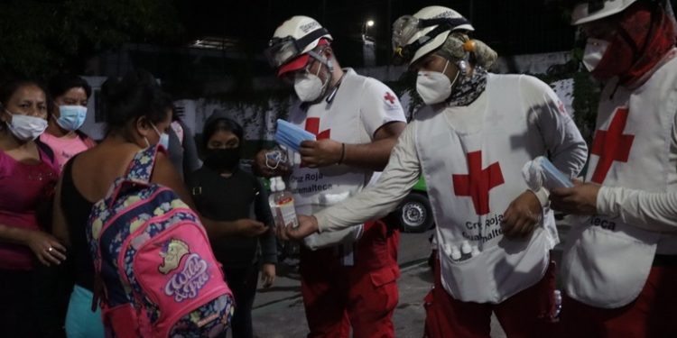 Cruz Roja reporta la evacuación de 440 personas por actividad del Volcán de Fuego