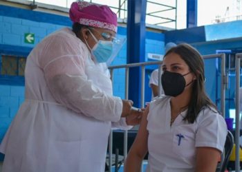 Cuarto centro de vacunación inicia operaciones