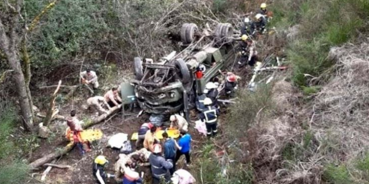 Cuatro muertos y 18 heridos tras caer a un barranco un camión de soldados del Ejército argentino