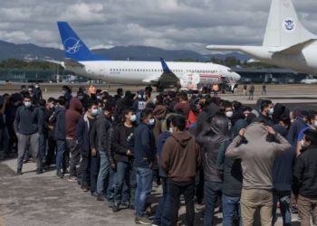 Cuatro vuelos con migrantes deportados llegan al aeropuerto La Aurora esta semana