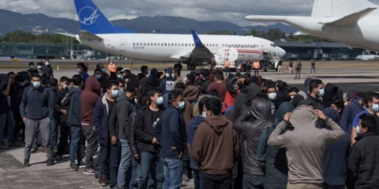 Cuatro vuelos con migrantes deportados llegan al aeropuerto La Aurora esta semana