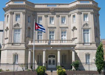 Cuba califica de terrorista el ataque con cócteles Molotov contra su embajada en Washington