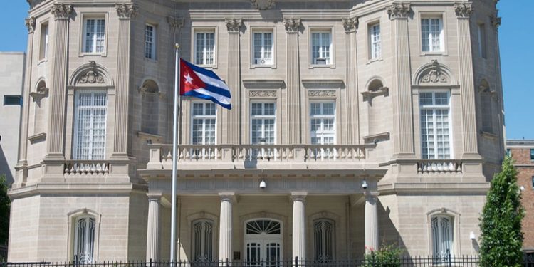 Cuba califica de terrorista el ataque con cócteles Molotov contra su embajada en Washington